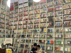 -钟书阁(松江泰晤士小镇店)