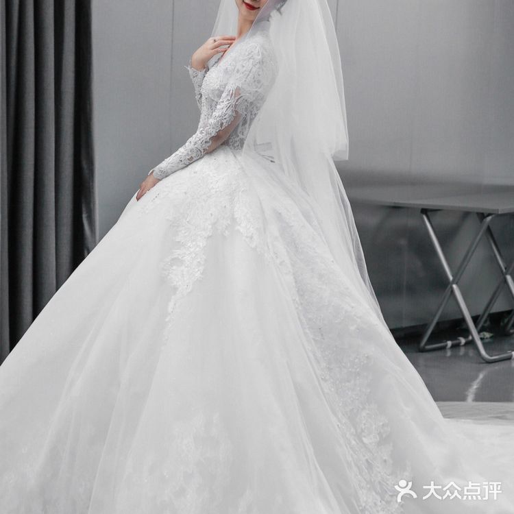  高级蕾丝搭配钉珠长袖设计婚纱 