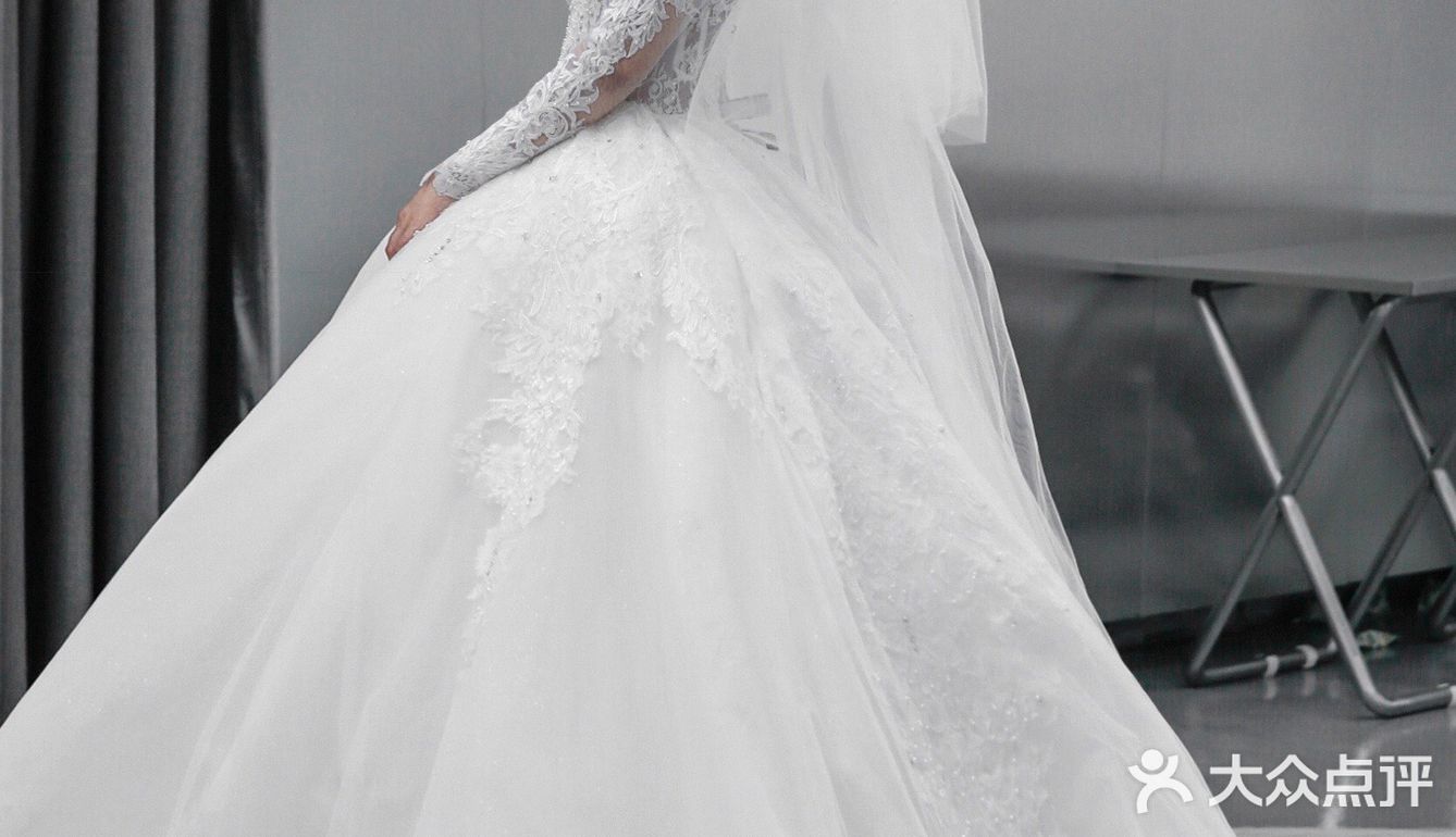  高级蕾丝搭配钉珠长袖设计婚纱 