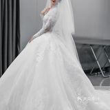  高级蕾丝搭配钉珠长袖设计婚纱 