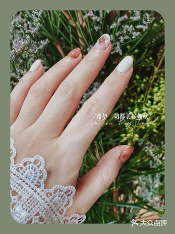秋意渐浓，终于找到一款喜欢的秋色美甲雅致显白。