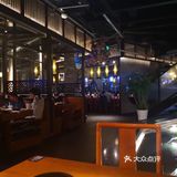 刚进来因为没有位置，服务员让我们在一侧等候，态度很友好