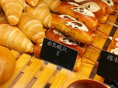 红豆碱水面包-天井·丑面包搭咖啡