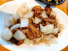 洋葱爆羊肉-禧福徕盆盆香川菜馆