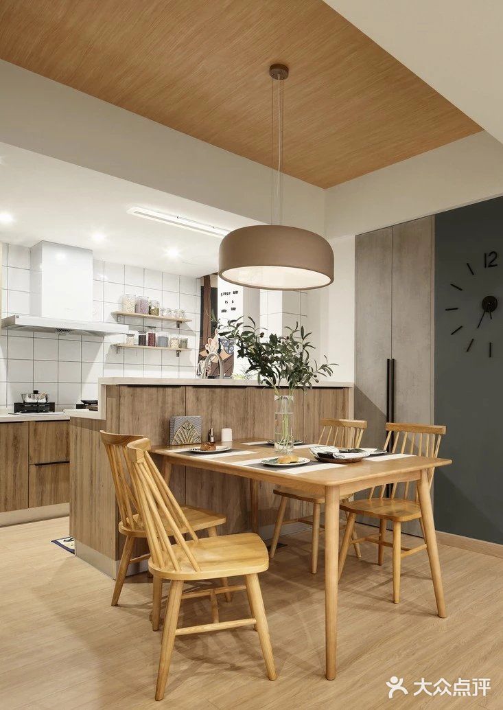 简约原木风格新房装修,餐厨区实用性高!