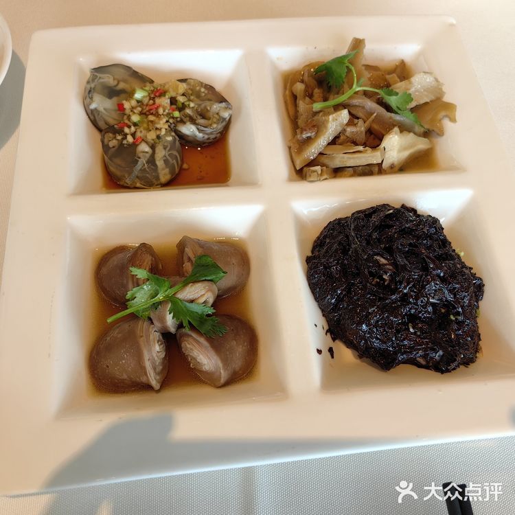 层次丰富。海鲜面量挺大的。就餐环境清静