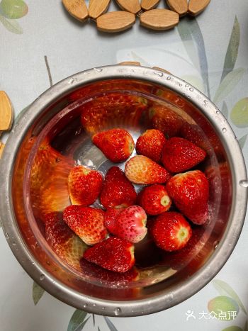 沪陵农贸市场买的草莓，2斤15元，降价了，还很新鲜