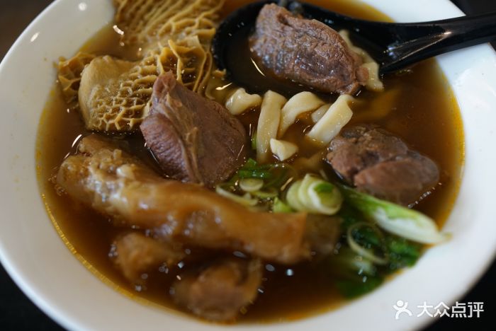 洪师傅 牛肉面牛三宝面图片 - 第1张