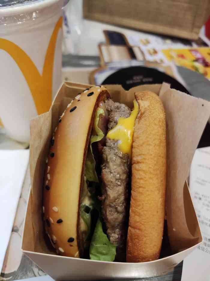 薯条还行,就是鸡块好柴,好难吃,其他的一般般,和人家肯德基相差甚远