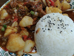 土豆烧牛肉米饭-歹歹的加个面过油肉拌面