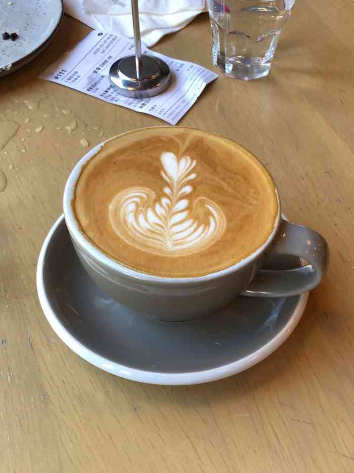 wagas沃歌斯(胶州路店)-"咖啡味道一如既往的好,全素色拉似乎少了东.