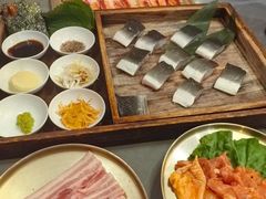 -围炉肉舍•炭烤活鳗•丹东海鲜烤肉(步行街店)