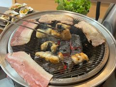 -围炉肉舍•炭烤活鳗•丹东海鲜烤肉(步行街店)