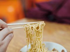 -松树干拌面店