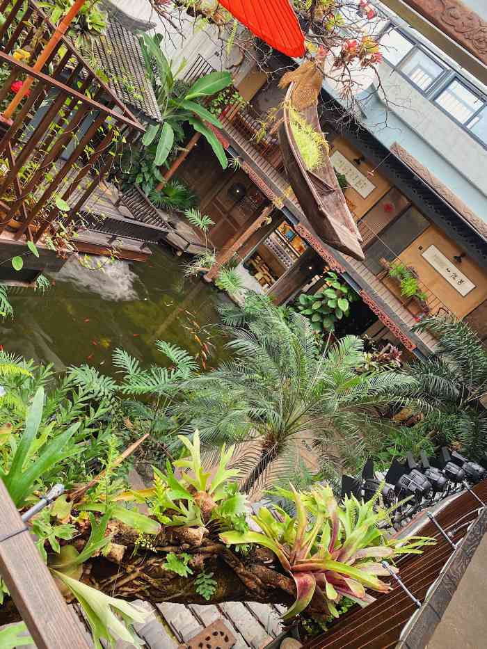 环境非常好,在大型商场里有这么一块安静的天地,真心很赞