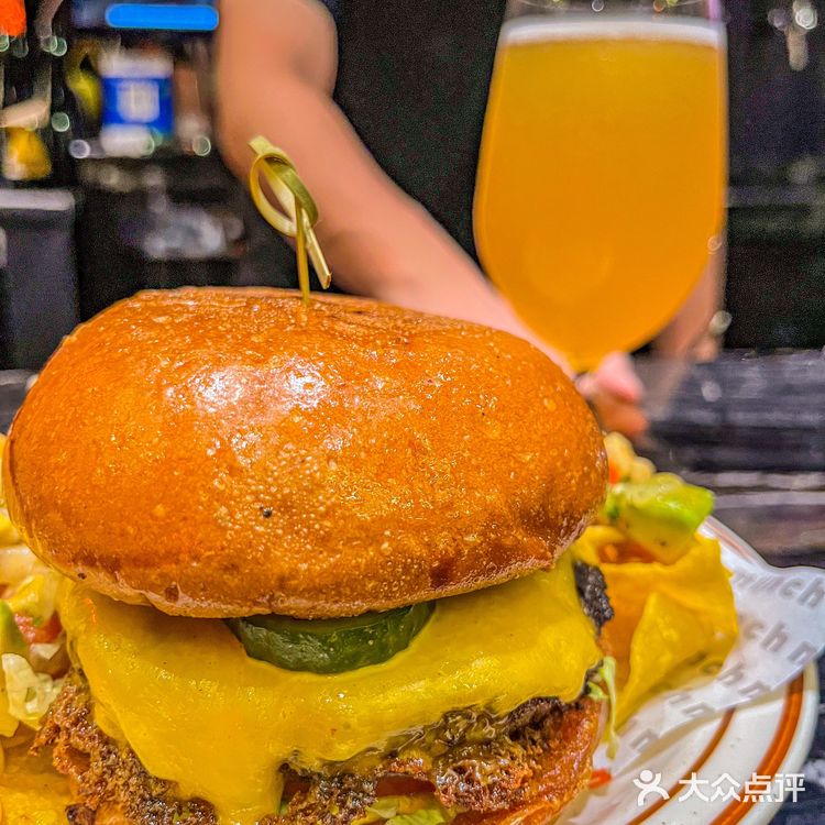 🍔广州坠好吃的汉堡竟然在酒吧里❓