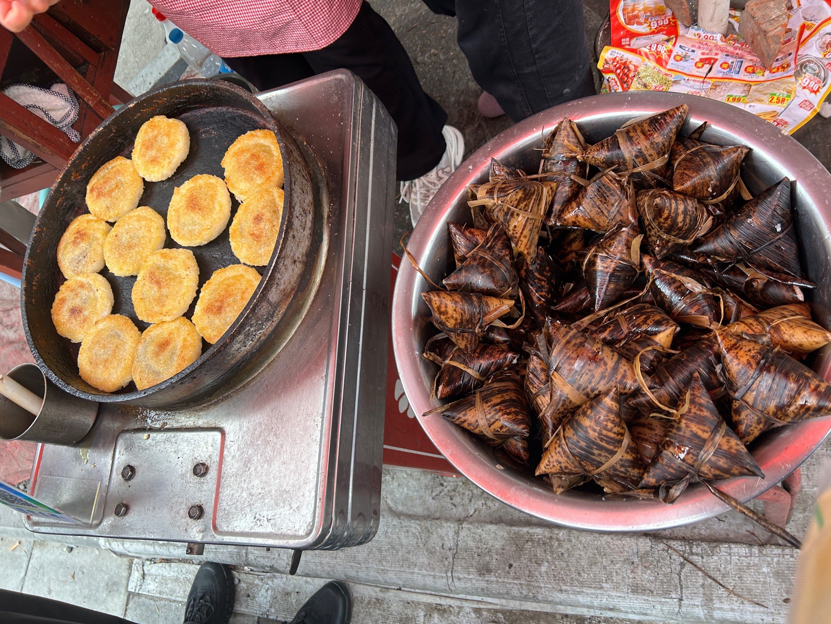 安康的特色甜食小吃,糍粑是热的现煎的,两面煎的焦黄酥脆的,里面夹了