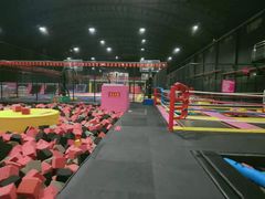 -嘿哟动霸CHUA·新潮玩运动娱乐中心·蹦床滑冰团建乐园