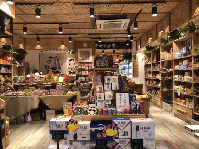 大雄的零食杂货铺-"家附近新开的零食店,无论从店名或者是环境.