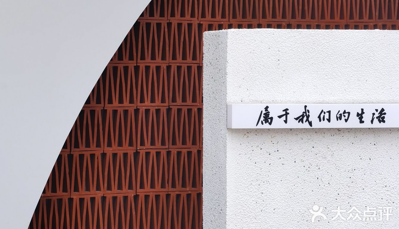 我非常喜欢二十集无界餐厅的免费生日布置服务。首先