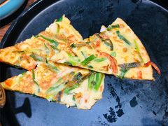 海鲜葱饼-明洞阿姨·韩式酱蟹烤肉·创意料理(三元桥店)