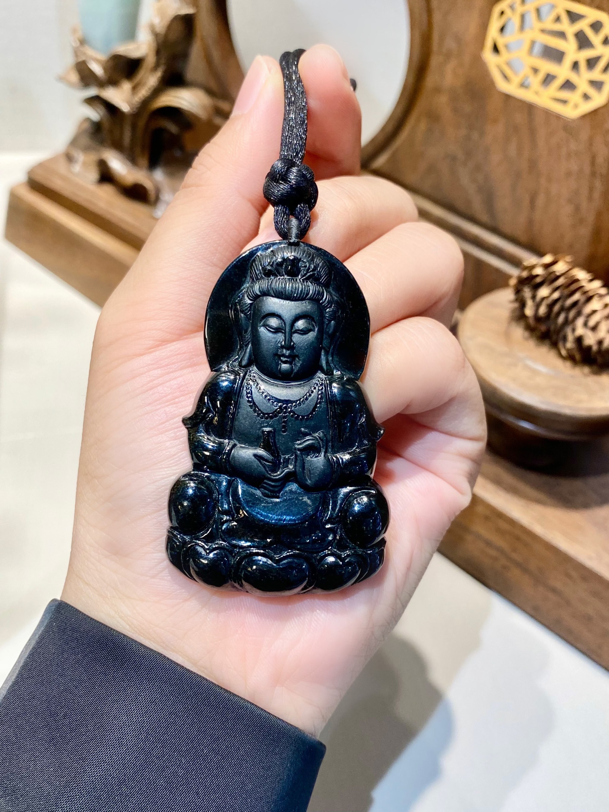 墨翠观音,法相慈悲端庄,心似浮云常自在