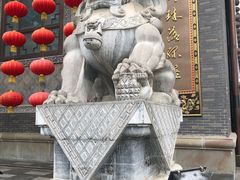门口大狮子-龙潭水乡