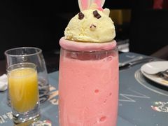 草莓奶昔配小兔冰激凌-西堤牛排(杭州金沙天街龙湖店)