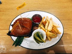 炙烤黑胡椒牛肉汉堡-HELLO 27 意面·沙拉·帕尼尼