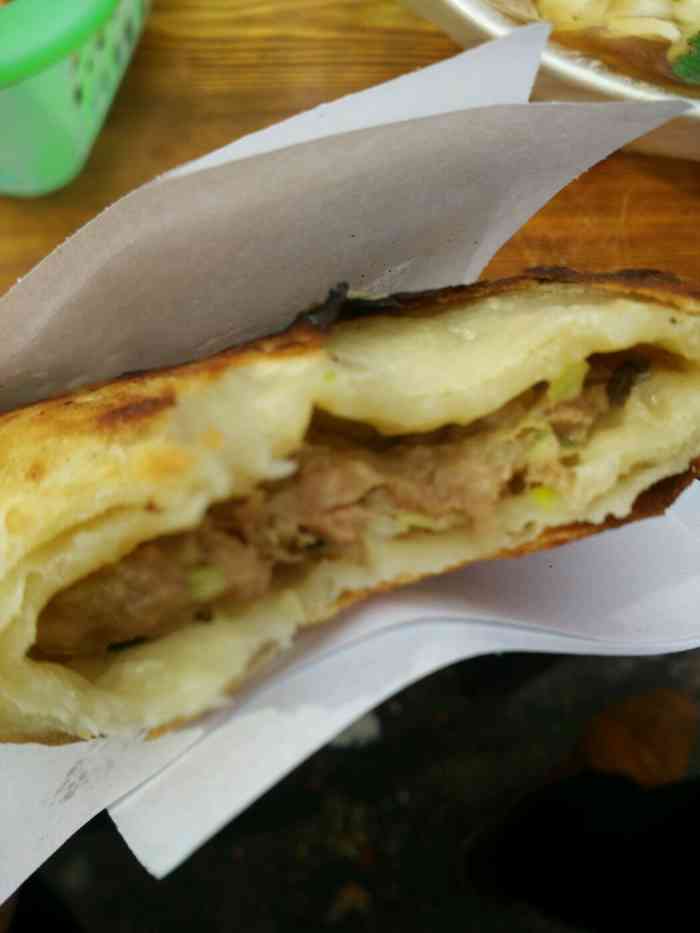 王记肉火烧(民生东街店)-"红色的门头,白色的店名,在那一条街上特别.