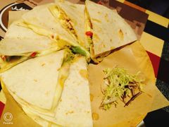 牛油果鸡肉芝士饼-遇见西木美式餐厅(体育路店)