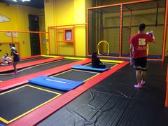 -爱蹦iBOON蹦床运动馆(江汉店)