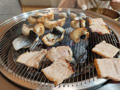 -围炉肉舍•炭烤活鳗•丹东海鲜烤肉(步行街店)