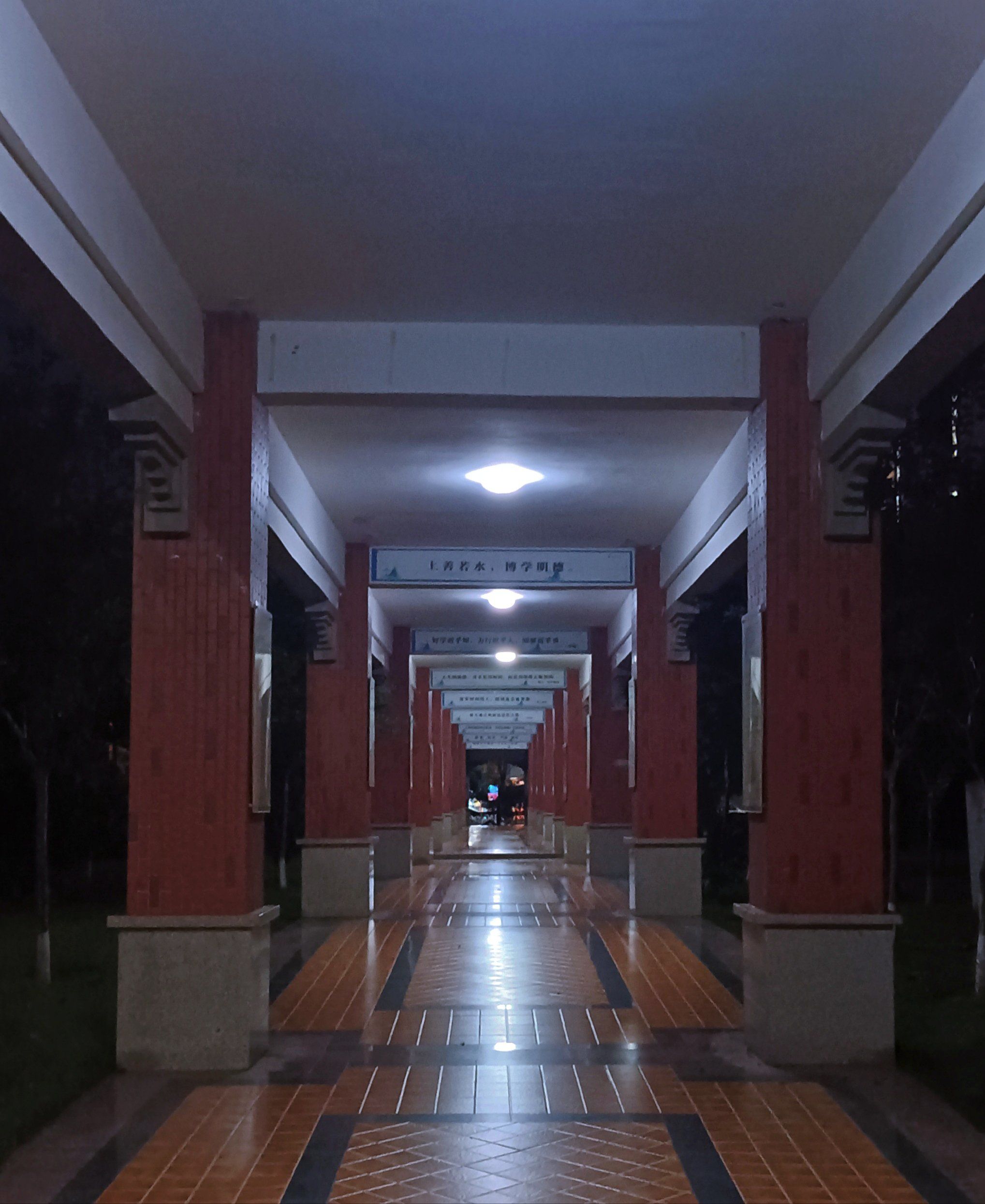 黑夜里,长长的走廊上,明亮的灯点亮了整齐