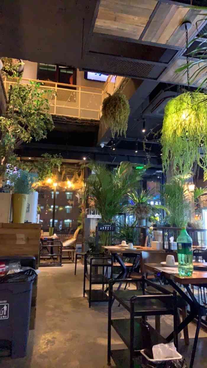 猫树屋·串串香·成都小吃-"开在平乐园路口的一家网红串串香,环境不