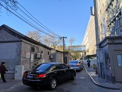 排队等着进医院停车场的车-北京大学第一医院(西城厂桥院区)