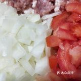 螺纹面先煮开，过凉水。加少量芝麻油搅拌