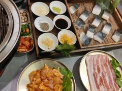 -围炉肉舍•炭烤活鳗•丹东海鲜烤肉(步行街店)