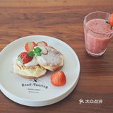 [调皮]有颜值的舒芙蕾松饼🥞和草莓🍓养乐多