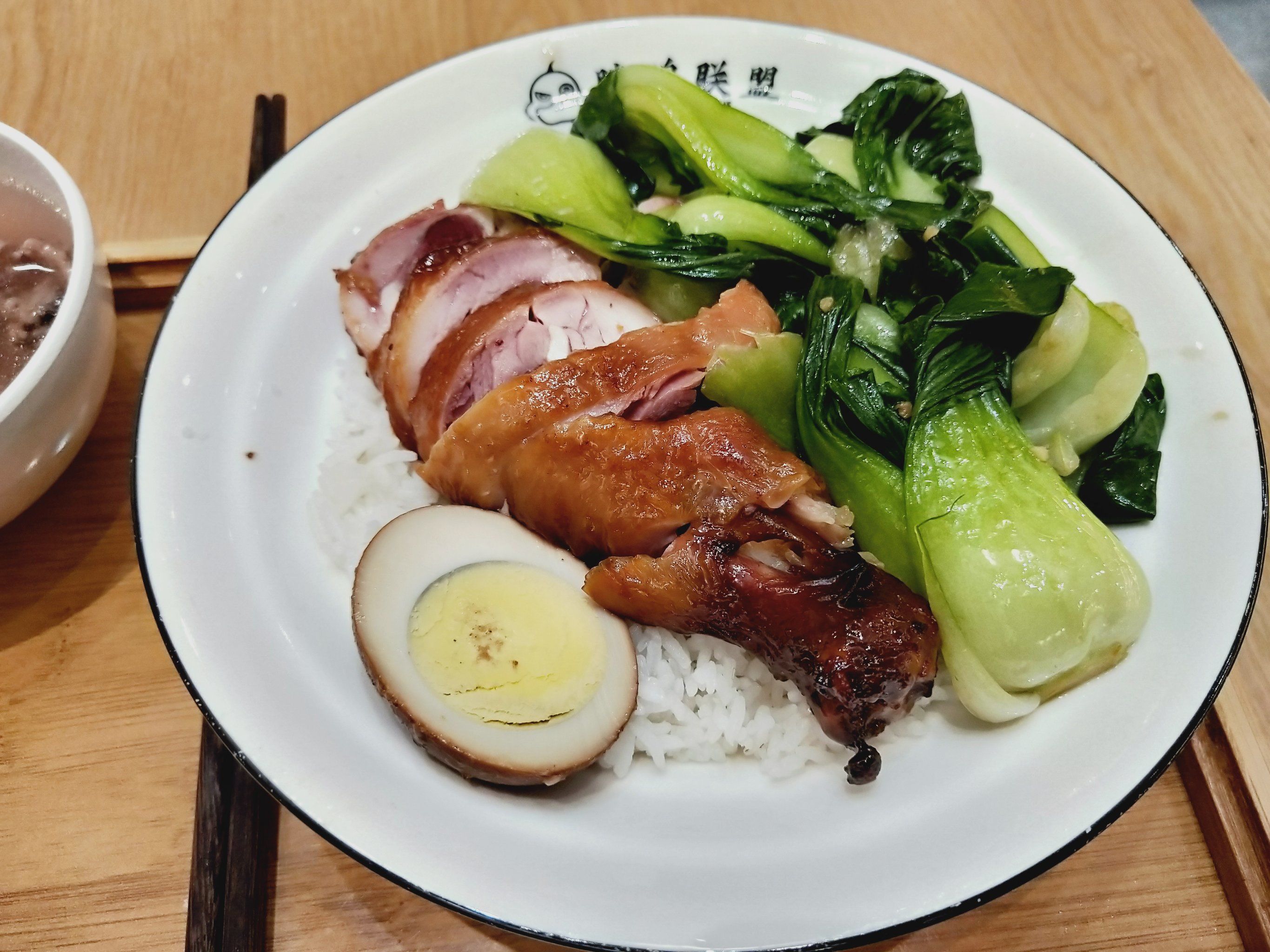 0元玩转这座城 这家米饭超好吃,伴上烧鸭汁,每个套餐还有半个卤蛋