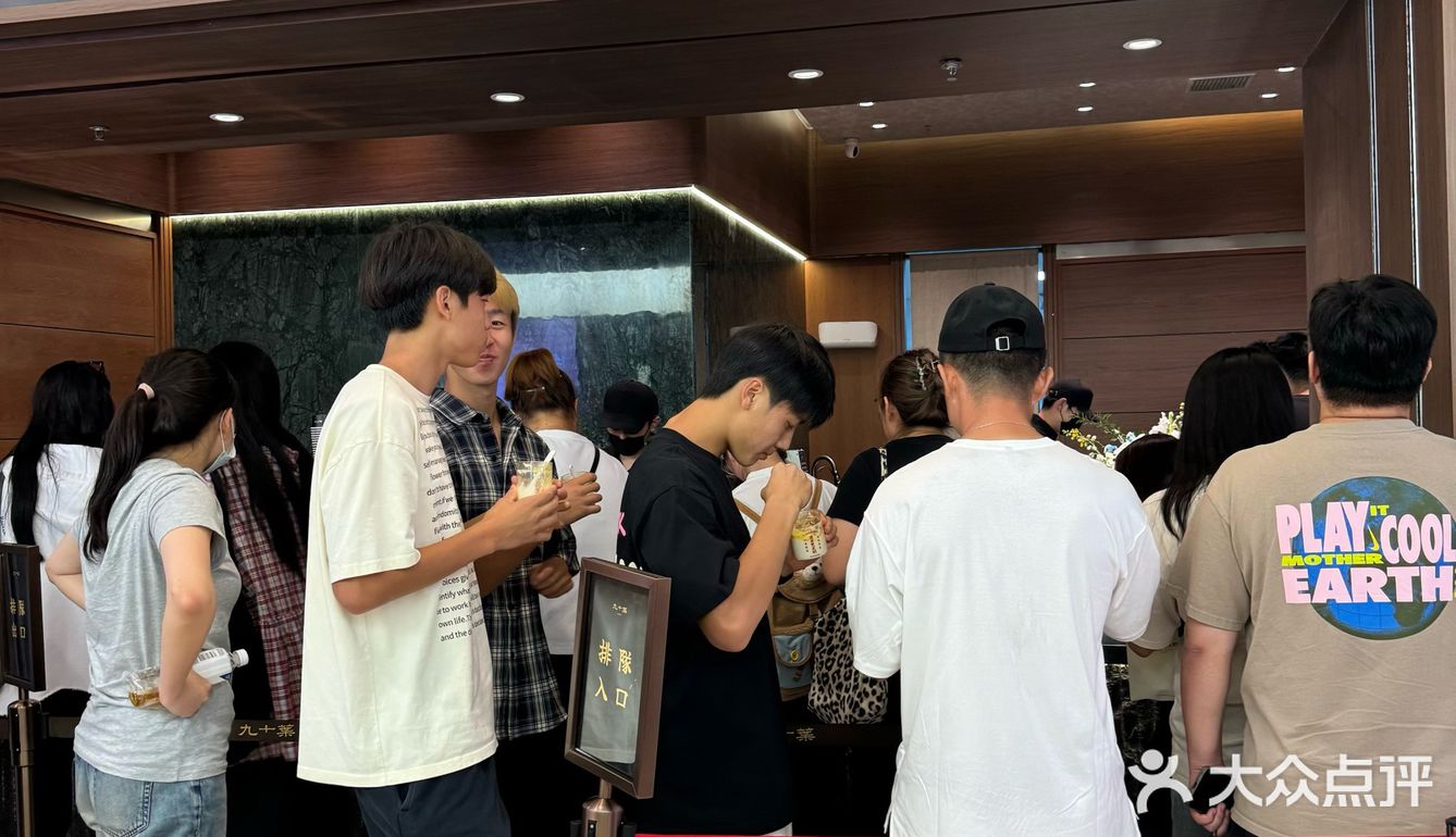 卧卧卧。。。偶遇了英博球员在罗斯福买冰淇淋