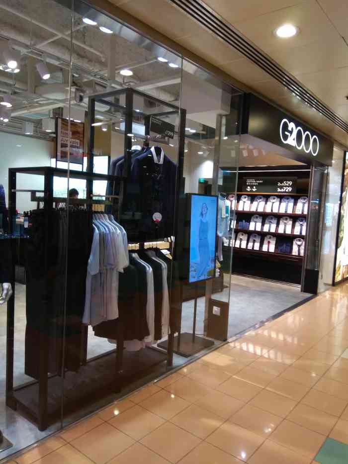 打分 g2000是一间在香港的连锁时装服饰店铺,主要是以上班族的服装为