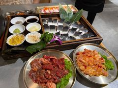 -围炉肉舍•炭烤活鳗•丹东海鲜烤肉(步行街店)