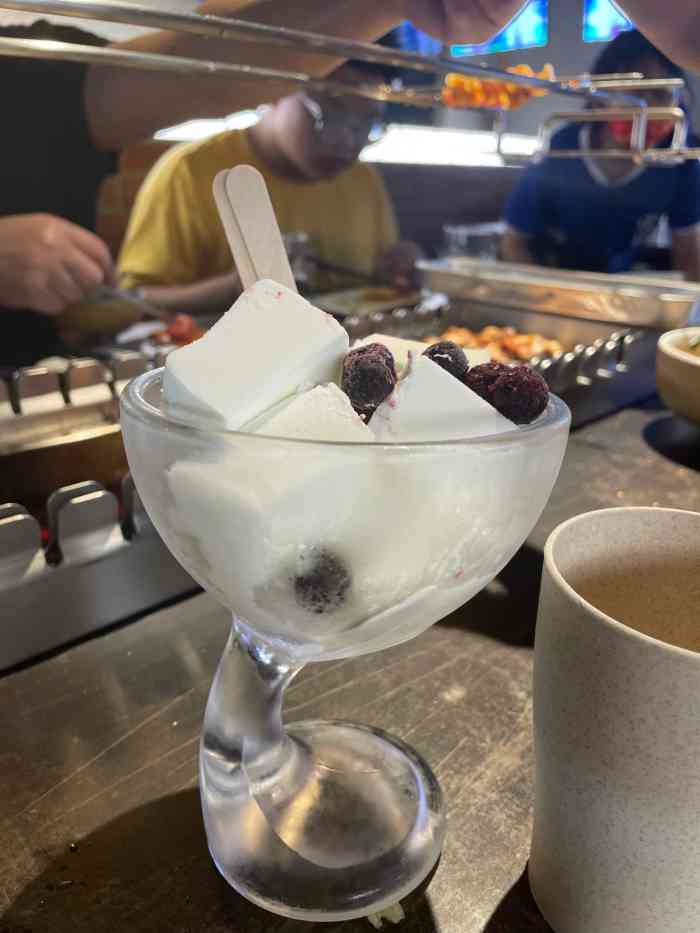 很久以前羊肉串(宝杨路宝龙店)-"整个两楼都是餐厅,大桌不是很多,小桌
