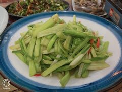 素炒水芹菜-八张桌子(老店)