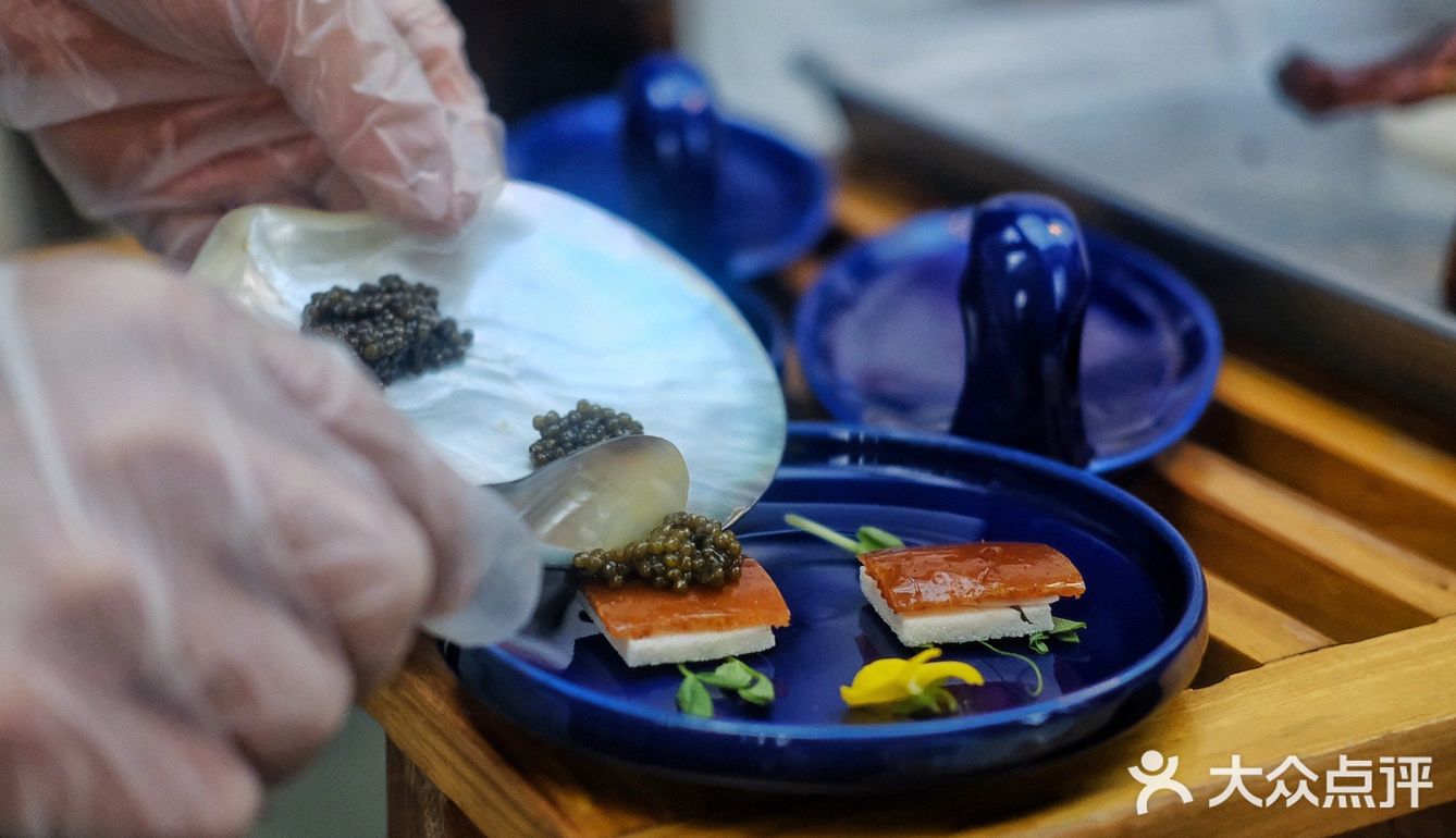 当桃红香槟遇上鱼子酱烤鸭
