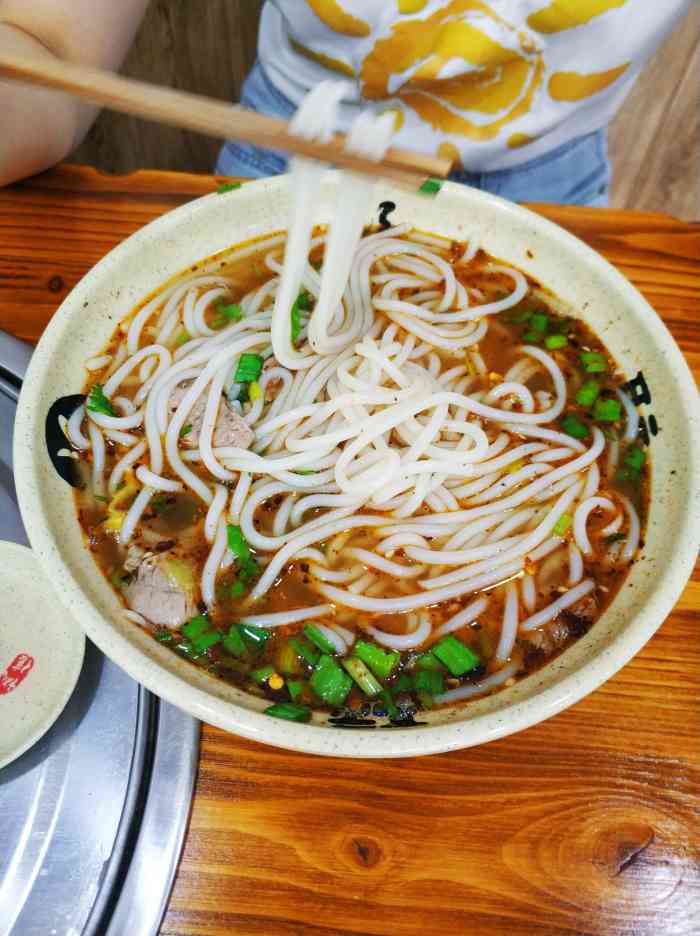 打分 羊肉粉味道很正宗了,正宗的老板,正宗的辣椒,点碗羊肉粉再加个