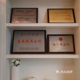 大家下午好！来看一下我们二楼的客厅！这里摆放着我们美