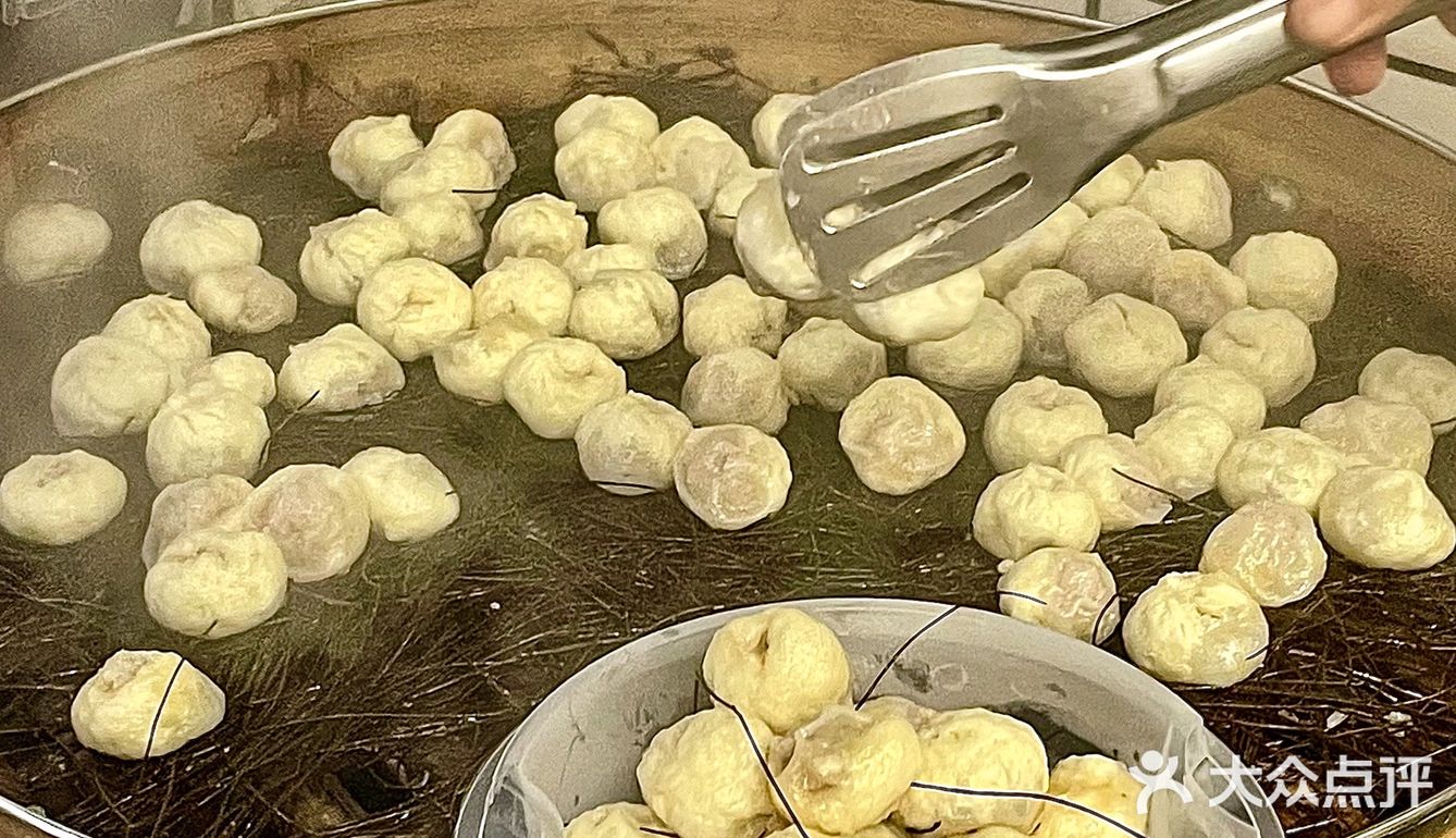 沾着汤吃的小笼包⁉️杭州首家松毛汤包🔥一口一个好吃哭我叻[流泪]