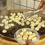 沾着汤吃的小笼包⁉️杭州首家松毛汤包🔥一口一个好吃哭我叻[流泪]